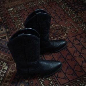 All leather Ariat cowboy boots. Size 8.